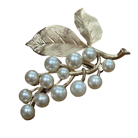 Vintage Crown Trifari gold brooch grape cluster shape dimensional faux pearls - Picture 2 of 7